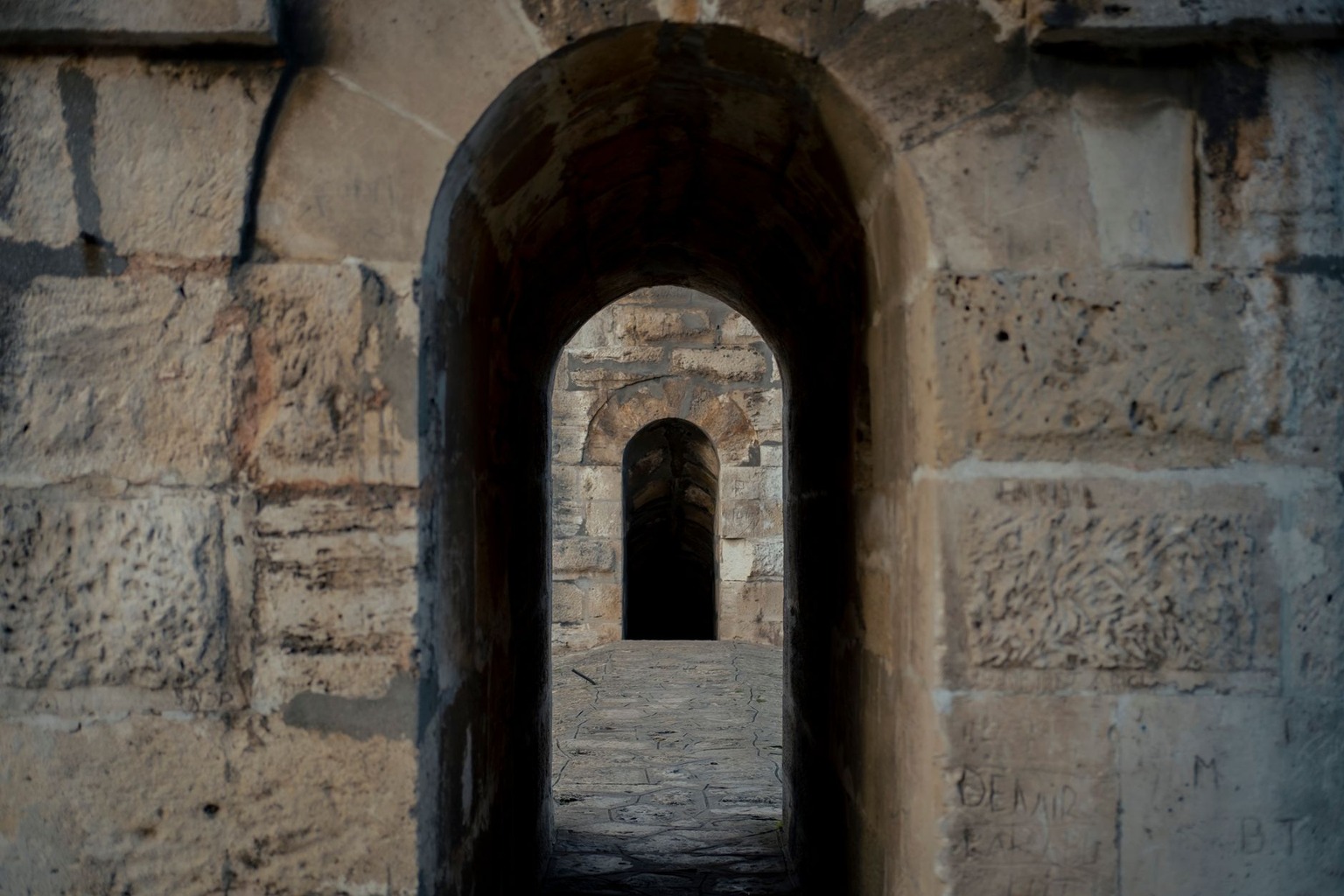 Les influences arabes dans l’architecture occitane médiévale : entre mosquées et cathédrales