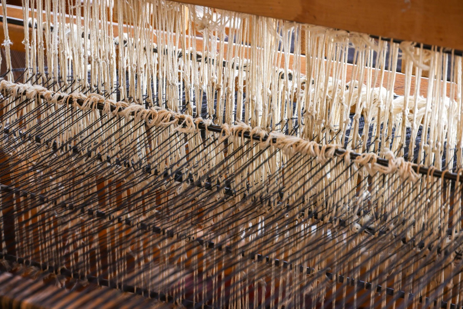 Occitanie et artisanat médiéval : poterie, tissage et métiers d’art disparus — Savoir-faire textiles et métiers du fil d